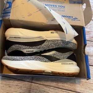 Brooks Adrenaline GTS 24 Women's Shoes in Black and White